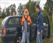 На природе трахают бабулю